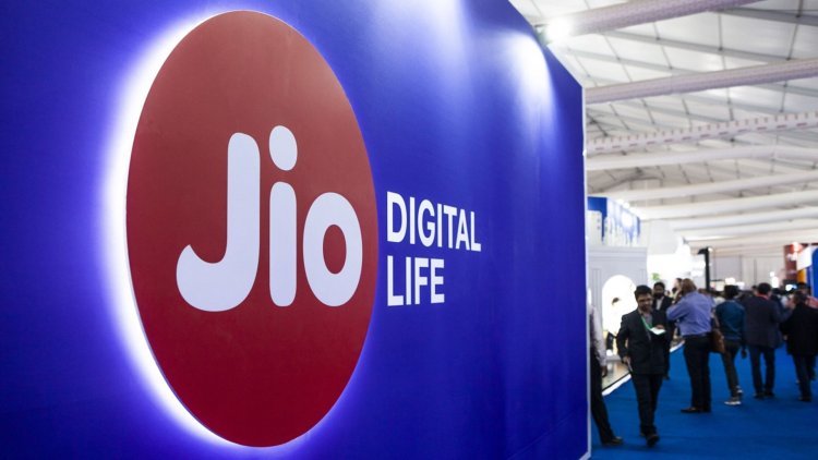 In May, Jio added nearly 31 lakh new mobile users, while VIL lost 7.6 lakh subscribers. TRAI data