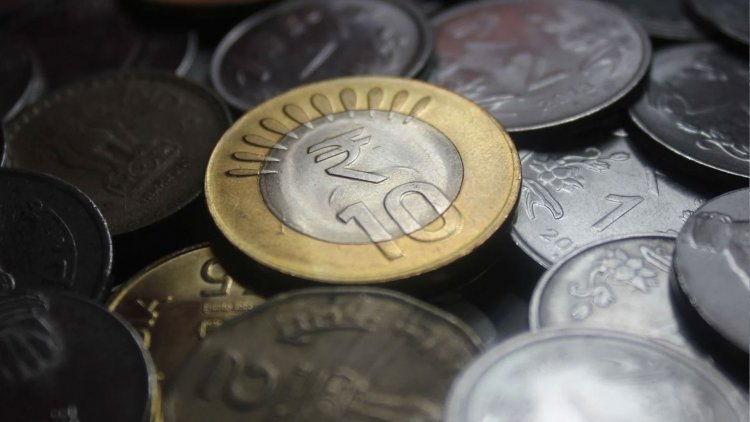 In early trading, the Indian rupee decreases 4 paise to 79.96 against the US dollar