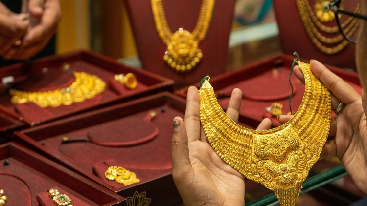 As the US yields and a strong currency weigh, gold will tumble for a fourth consecutive month